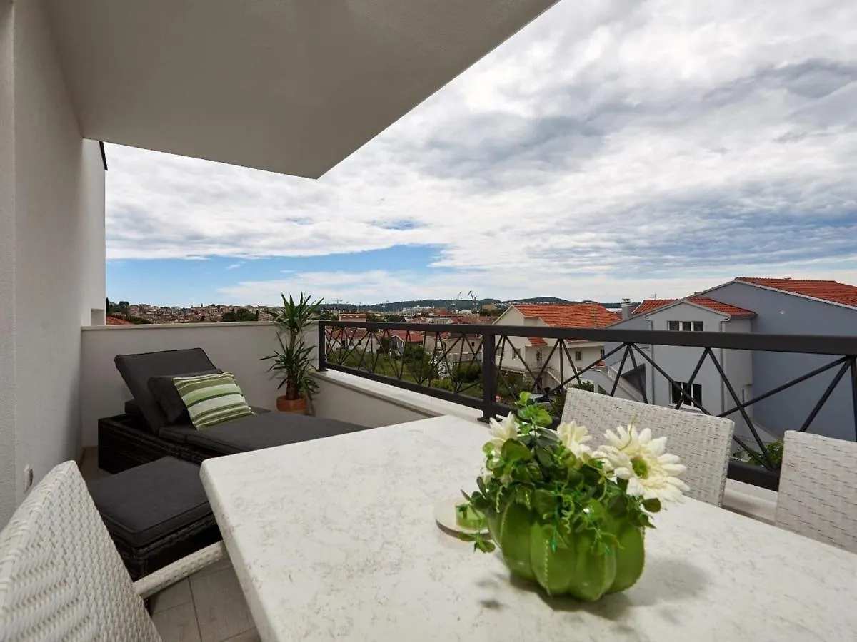 Enticing Holiday Home In Trogir Near Seabeach 0*,