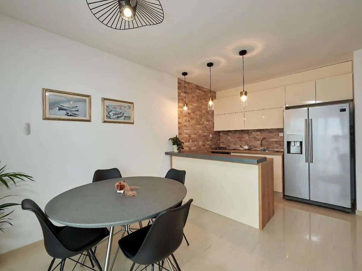Enticing Holiday Home In Trogir Near Seabeach