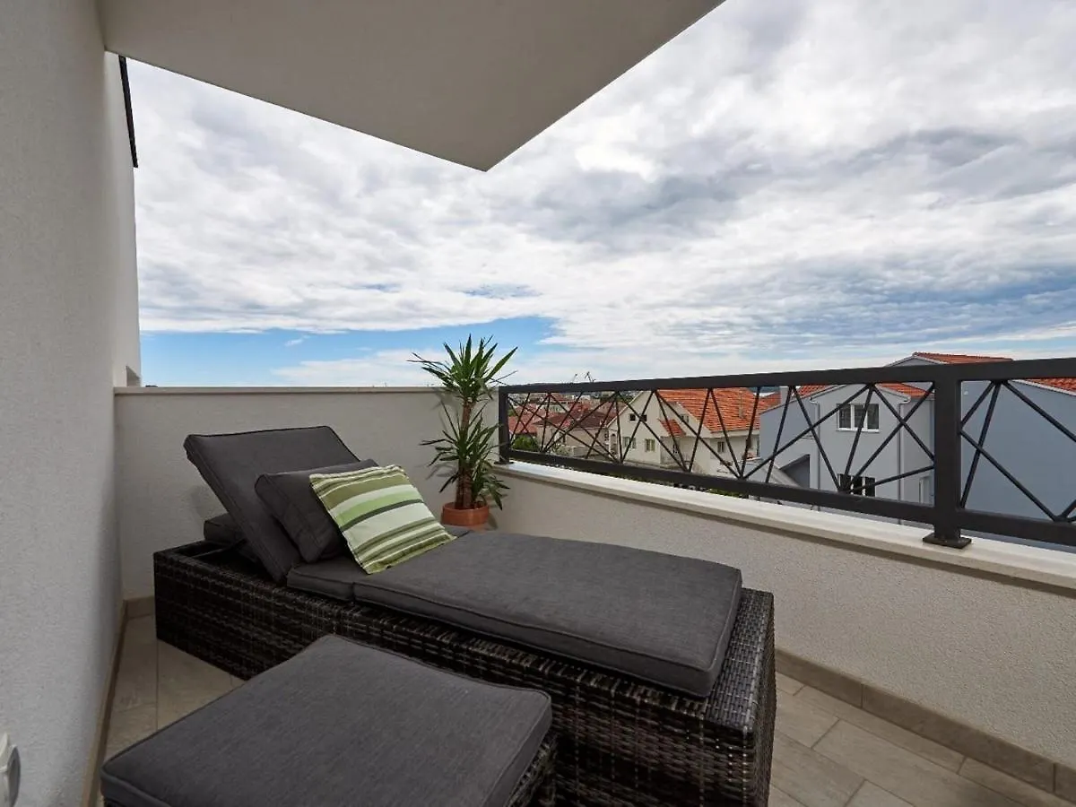 Enticing Holiday Home In Trogir Near Seabeach