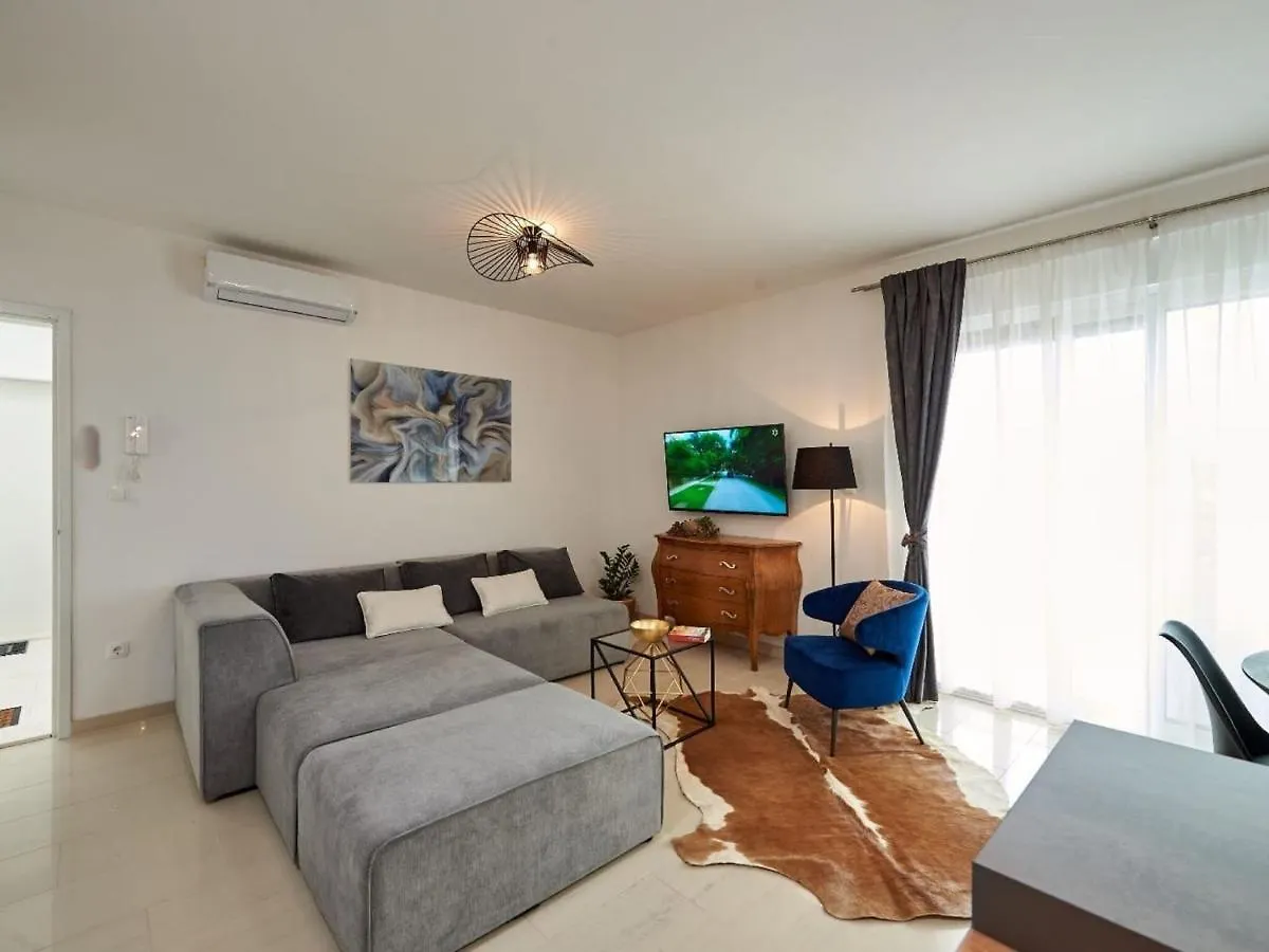 Enticing Holiday Home In Trogir Near Seabeach Croatia