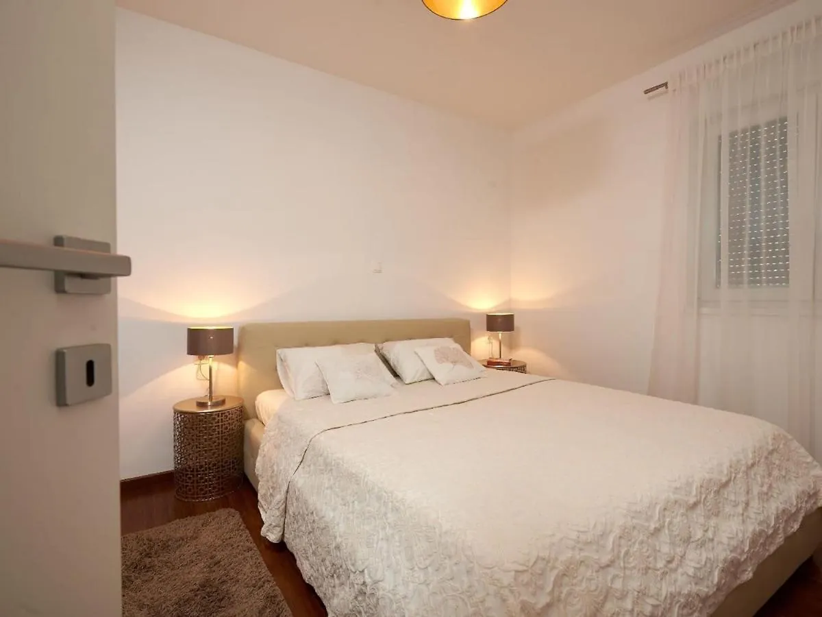 Enticing Holiday Home In Trogir Near Seabeach