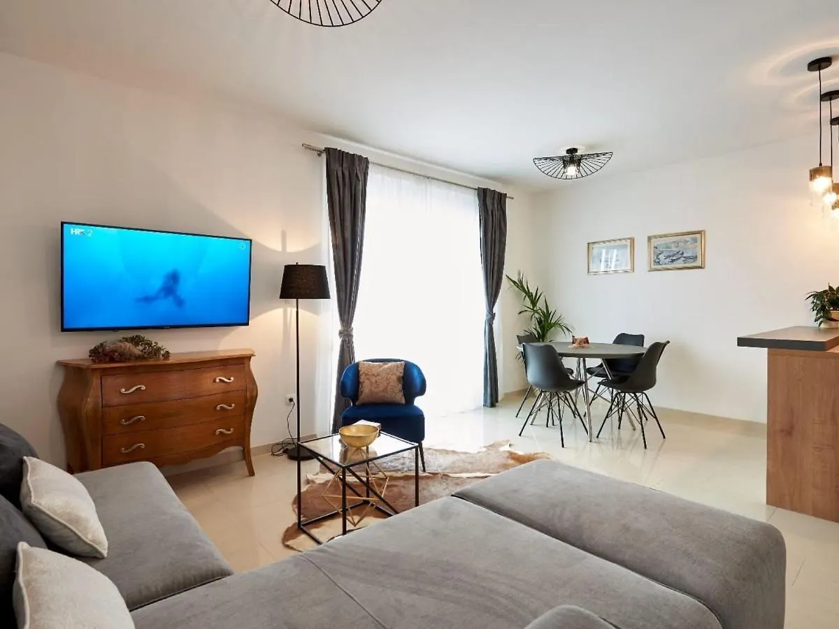 Enticing Holiday Home In Trogir Near Seabeach Croatia