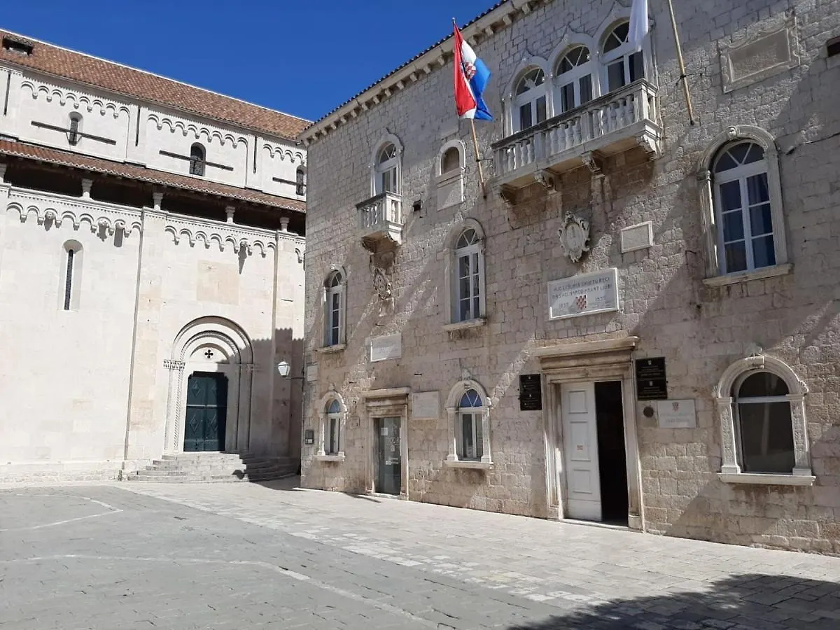 Enticing Holiday Home In Trogir Near Seabeach