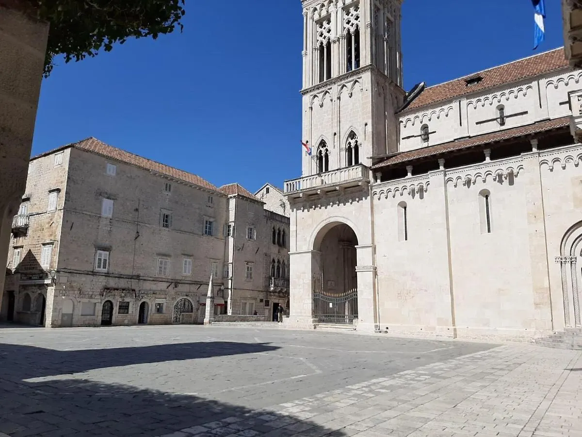 Enticing Holiday Home In Trogir Near Seabeach